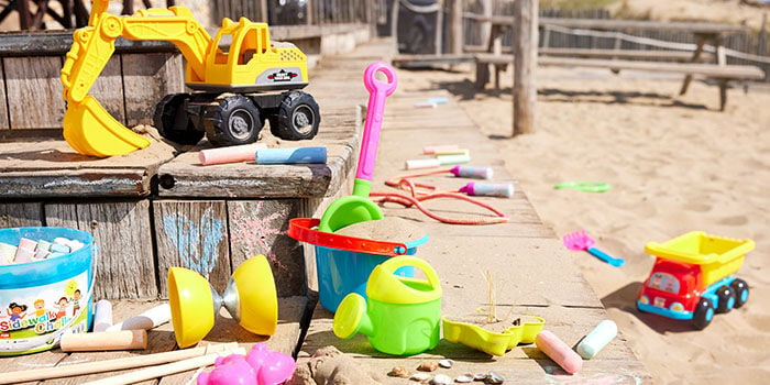 ...met de kids buiten spelen.
Met dat mooie weer en die lange avonden willen de kinderen maar één ding: buiten spelen! Met hun bellenblaas of skippybal, met hun zandbak of speeltent, of met heel ander buitenspeelgoed. Kijk snel, er is keuze genoeg!